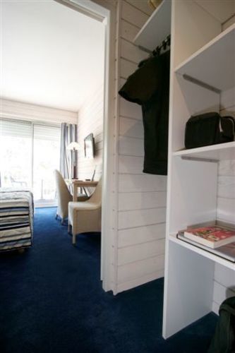 Hotel De La 3*